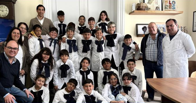 Alumnos de sexto año de la Escuela N° 18 junto al intendente Diego Irazábal, el director y la maestra