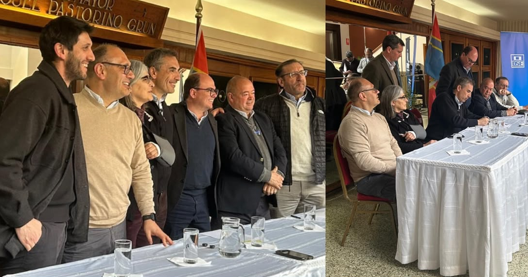 Autoridades de la Intendencia de Flores, OSE y el Ministerio de Transporte y Obras Públicas en la firma del convenio en el hall del Cine Plaza