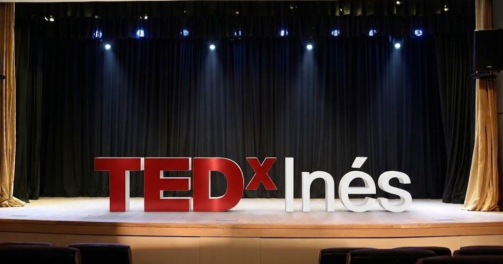 Escenario del Teatro Larrañaga con las letras de TEDx Inés iluminadas